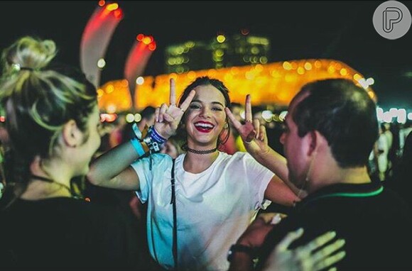 A atriz Bruna Marquezine apostou em uma gargantilha tatoo choker para curtir o Rock in Rio 2015