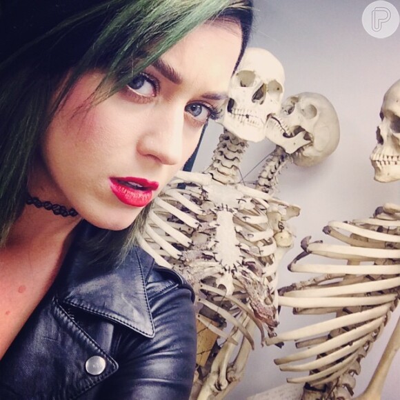 Katy Perry que adora se divertir com a moda, compartilhou uma foto usando a gargantilha