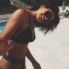 Kylie Jenner, caçula do clã Kardashian-Jenner, aproveitou o dia na piscina para exibir seu corpo, mas foi acusada de editar imagens. 'Tão falsa', criticaram internautas nesta quarta, 23 de setembro 2015