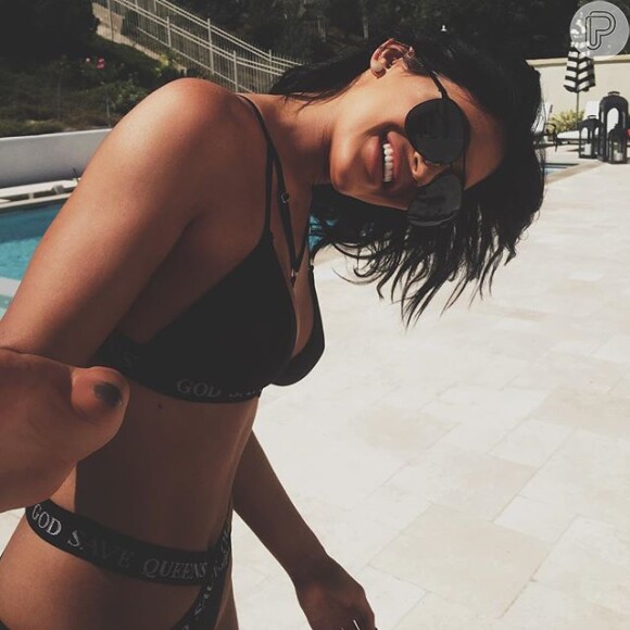 Kylie Jenner, caçula do clã Kardashian-Jenner, aproveitou o dia na piscina para exibir seu corpo, mas foi acusada de editar imagens. 'Tão falsa', criticaram internautas nesta quarta, 23 de setembro 2015