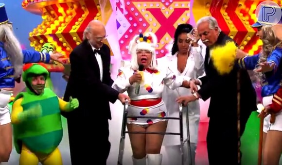 Já no 'Programa Silvio Santos', o 'Xou da Xuxa' virou 'Xou da Velinha', com apresentadora se locomovendo de andador e tomando soro