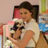Bruna Marquezine compra cachorro em passeio no shopping: 'Precisa de um nome'