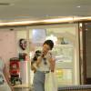 Bruna Marquezine compra cachorro em passeio no shooping: 'Precisa de um nome', nesta quarta-feira, 24 de setembro de 2015