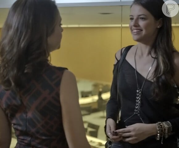 Giovanna revela o caso de Angel e Alex para Carolina quando as duas estão no salão de beleza