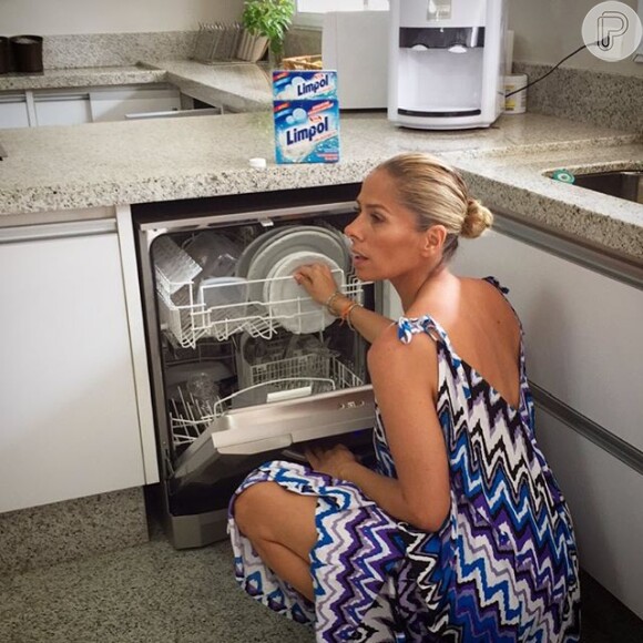 Adriane Galisteu virou piada entre seus seguidores ao postar uma foto no Instagram sugerindo que estava lavando louça. 'Piada', disseram fãs sobre postagem publicitária, nesta quinta 24 de setembro de 2015