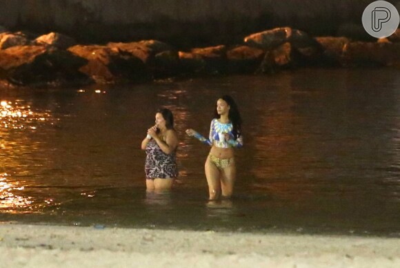 Em 2014, Rihanna esteve no Rio de Janeiro e se divertiu com amigas em uma praia da cidade à noite