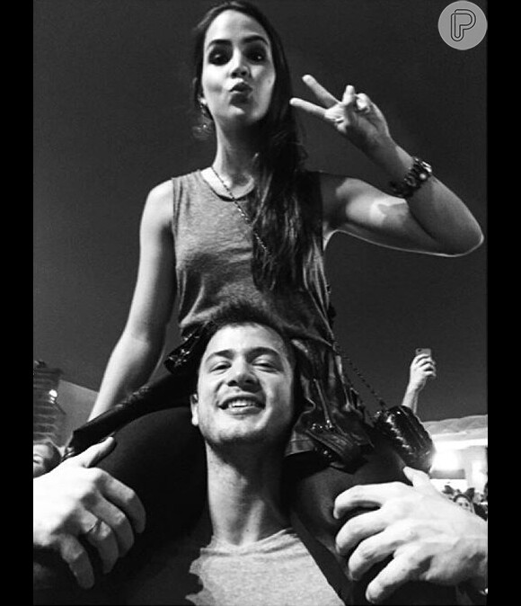Além dos beijos com Marco Vinício, atriz de 'Os Dez Mandamentos' mostra que está aproveitando o Rock in Rio 2015