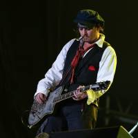 Johnny Depp faz show no Rock in Rio com visual inspirado no pirata Jack Sparrow