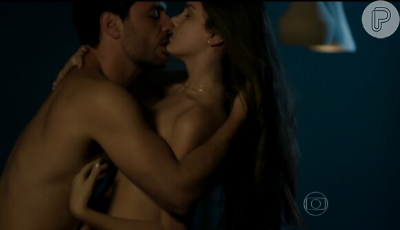 Angel (Camila Queiroz) e Alex (Rodrigo Lombardi) foram flagrados por Carolina (Drica Moraes)