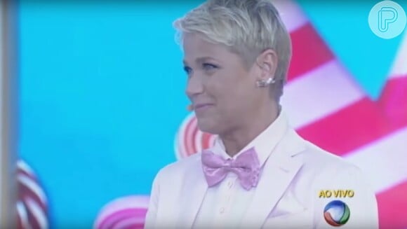 No Dia das Crianças (12/10), Xuxa apostou em terno rosa claro combinado com gravata borboleta da mesma cor