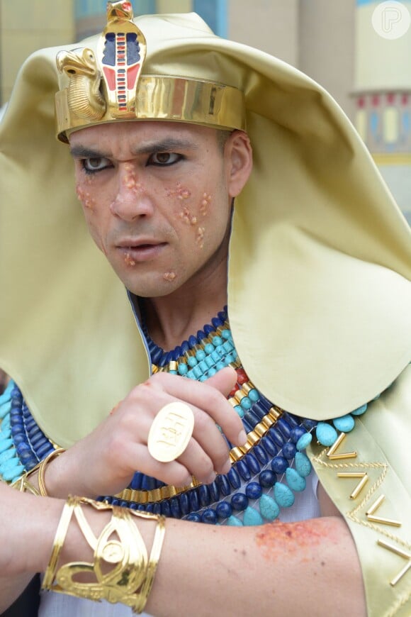 Ramsés (Sergio Marone) fica com o corpo coberto de úlceras na sexta praga do Egito, em cenas previstas para irem ao ar na próxima semana, na novela 'Os Dez Mandamentos'