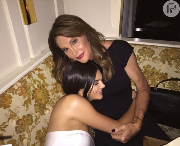 Caitlyn Jenner posa com Kendall, uma de suas filhas com a ricaça Kris Jenner