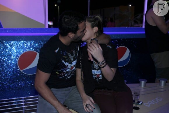 Bárbara Borges, que agora trabalha no programa 'Xuxa Meneghel', é clicada aos beijos com o marido