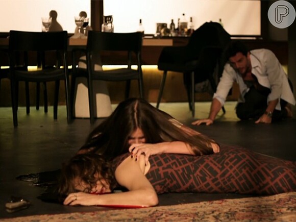 Angel (Camila Queiroz) ficou desesperada ao ver o corpo da mãe estendido no chão da sala