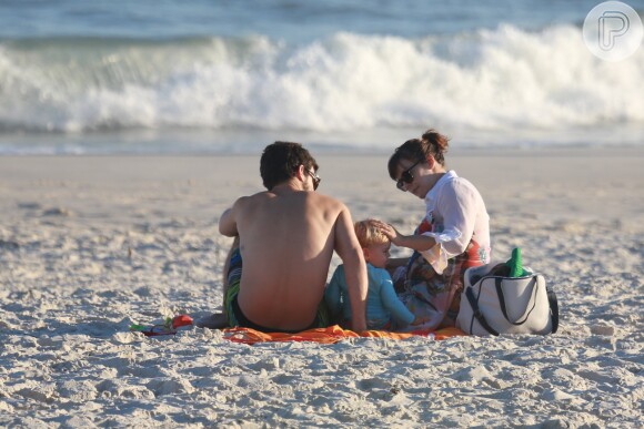 Regiane Alves e o marido, João Gomez, passeiam em praia do Rio de Janeiro quando a atriz ainda não havia dado à luz Antonio
