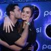 Camila Queiroz ganha beijo de Rainer Cadete
