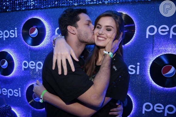 Camila Queiroz ganha beijo de Rainer Cadete