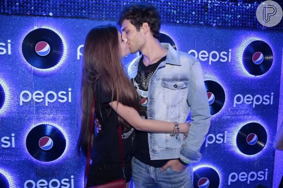 Camila Queiroz beija o namorado, Lucas Cattani, no Rock in Rio