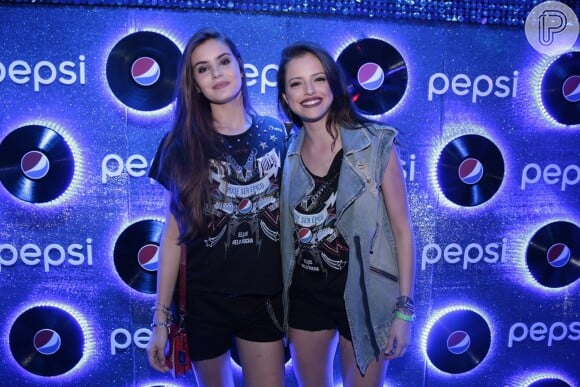 Camila Queiroz posa com Agatha Moreira no Rock in Rio