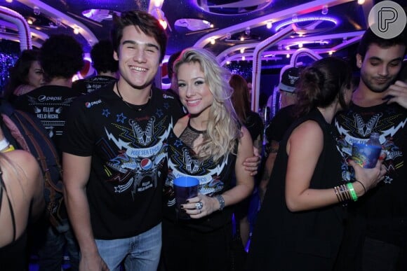 Nicolas Prattes, ex-namorado de Lívian Aragão, foi ao Rock in Rio acompanhado da mãe, Giselle Prattes