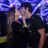 Yasmin Brunet beija o marido, o modelo Evandro Soldati
