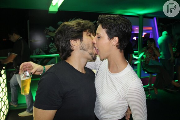 Camila Rodrigues beija o marido no Rock in Rio