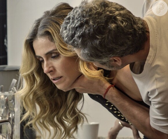 Romero (Alexandre Nero) ameaça matar Atena (Giovanna Antonelli) a tiro e jogando-a de uma janela, na novela 'A Regra do Jogo', em outubro de 2015