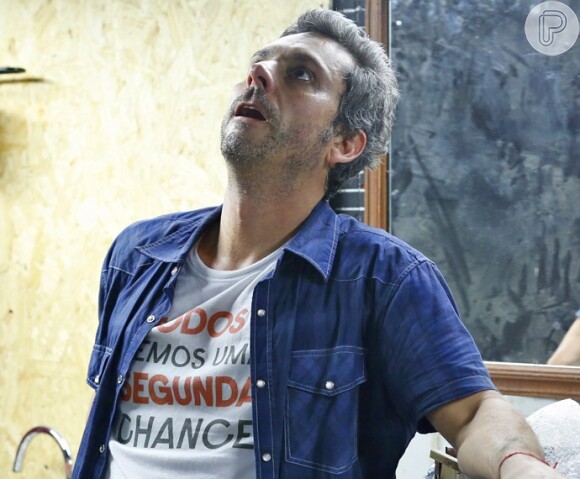 Romero (Alexandre Nero) tem um ataque de fúria, mas não consegue atirar em Atena (Giovanna Antonelli) na novela 'A Regra do Jogo'