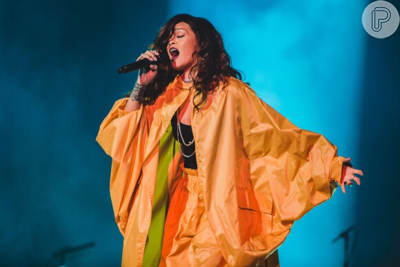 Rihanna apostou em um figurino simples, amarelo, para a apresentação no Rock in Rio 2015