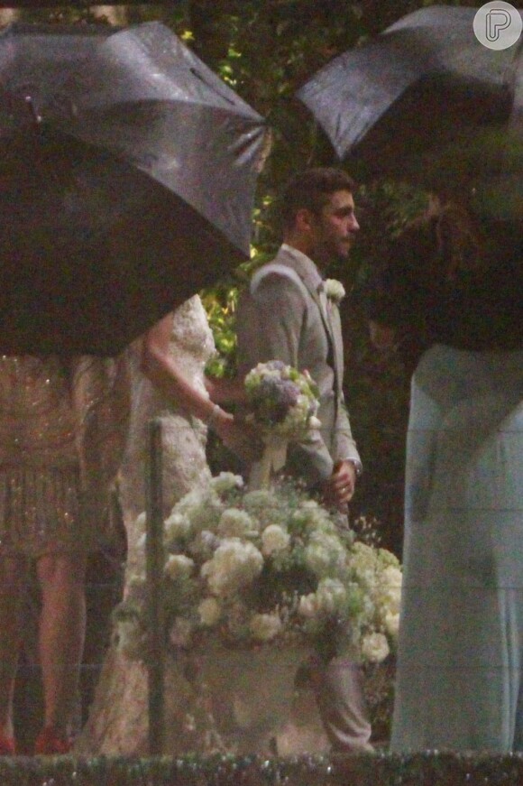 Os convidados precisaram recorrer a guarda-chuvas durante o casamento de Luana Piovani e Pedro Scooby