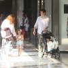 Mateus Solano tirou a tarde para passear com os filhos, Benjamin, de 8 meses, e Flora, de 4 anos, e com a mulher, Paula Braun, em shopping