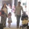 Mateus Solano passeou com os filhos, Benjamin, de 8 meses, e Flora, de 4 anos, ao lado da mulher, Paula Braun, em shopping da Zona Sul do Rio de Janeiro, na tarde deste domingo, 27 de setembro de 2015