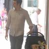 Mateus Solano empurrou o carinho do filhos Benjamin, de 8 meses, durante passeio em shopping