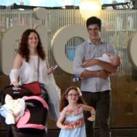 Mateus Solano e a mulher, Paula Braun, passeiam com os filhos em shopping do Rio