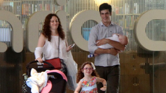 Mateus Solano e a mulher, Paula Braun, passeiam com os filhos em shopping do Rio
