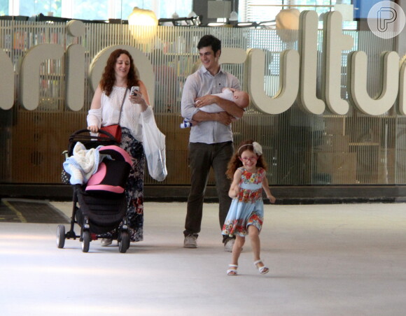 Mateus Solano se divertiu ao ver a filha mais velha, Flora, correndo em shopping