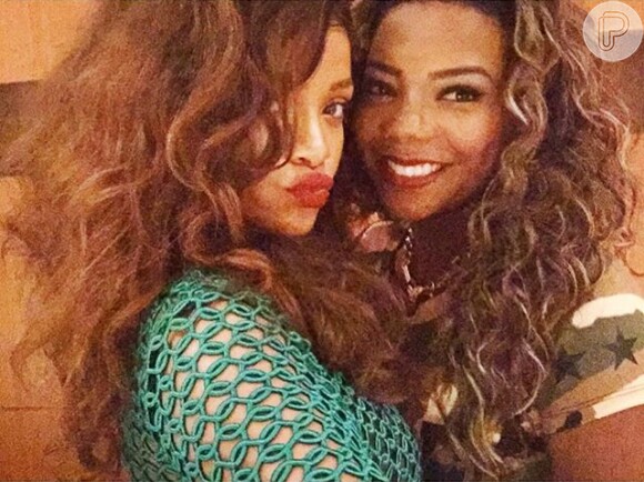 Rihanna posa para selfie ao lado da funkeira Ludmilla