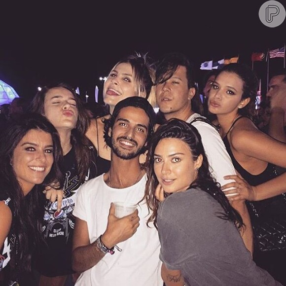Bruna Marquezine curtiu a última noite do Rock in Rio ao lado de amigos como Thaila Ayala, o fotógrafo André Nicolau e Julia Faria