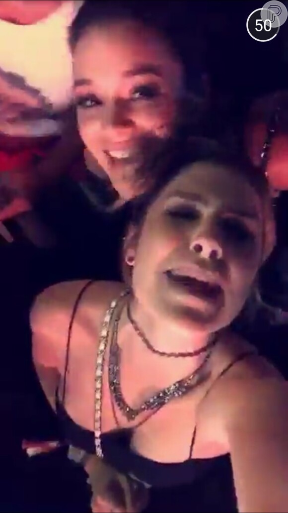 Bruna Marquezine se divertiu no show de Katy Perry e posou para fotos e vídeos do aplicativo Snapchat durante o Rock in Rio