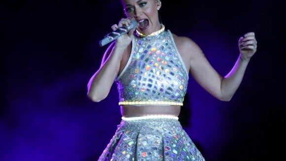 Katy Perry dá boa noite em português aos seus fãs no Twitter: 'Morta. Linda'