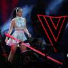 Katy Perry se apresentou com aparatos de led e roupas coloridas