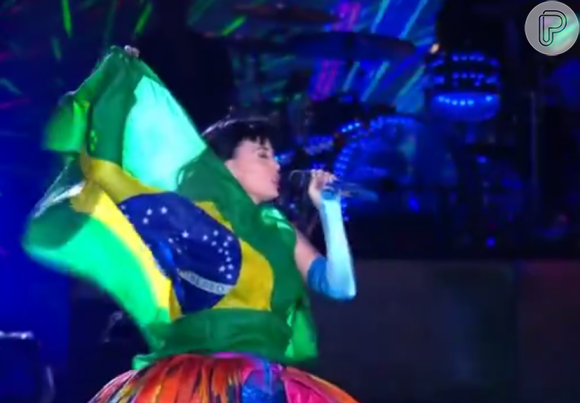 Katy Perry arrancou aplausos do público ao aparecer com uma bandeira do Brasil no palco