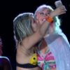 Cantora e fã fazem selfie no Palco Mundo