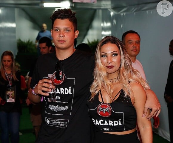 Valesca Popozuda e o filho, Pablo, de 14 anos, chegaram juntos ao Rock in Rio no sábado, 26 de setembro de 2015