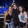 Lília Cabral curtiu a primeira noite do Rock in Rio, 18 de setembro, com a filha Giulia (blusa branca e short jeans), 18 anos, e uma amiga da adolescente