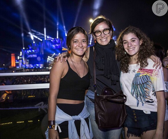 Lília Cabral curtiu a primeira noite do Rock in Rio, 18 de setembro, com a filha Giulia (blusa branca e short jeans), 18 anos, e uma amiga da adolescente