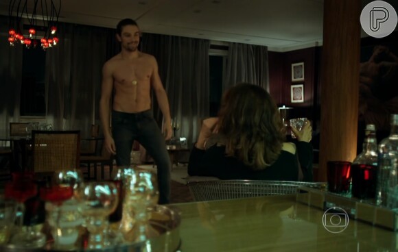 Fanny (Marieta Severo) pede para Leo (Raphael Sander) tirar a roupa para ela