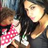 Kim Kardashian brindou seus seguidores com uma foto da filha, North, que aparece na foto com cara de sono e de cachinhos. Além da filha, socialite exibiu mais um de seus famosos decotes, nesta segunda, 28 de setembro de 2015