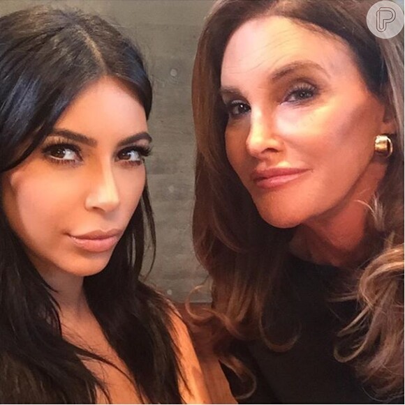 Kim Kardashian adora publicar selfies nas redes. Na foto, ela posa com seu ex-padrasto, a transgênero Caitlyn Jenner