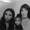Na formatura de Kylie, sua irmã caçula, Kim posa a filha, a avó e a mãe